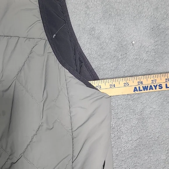 Duluth Trading Co Gray Quilted Vest with Two-Tone Design - Picture 5 of 8